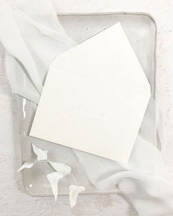 Enveloppe blanche cassée B6 pour les invitations de mariage