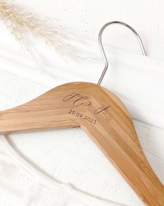 percha bambu iniciales fecha boda