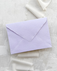 Enveloppe Lilas faite à la main pour invitations de mariage