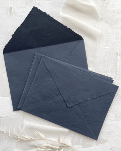 Enveloppe bleu foncé de qualité supérieure faite à la main pour invitations de mariage