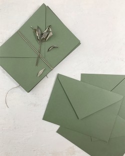 Enveloppe vert olive pour faire-part de mariage